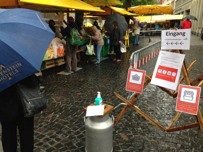 Verspäteter Saisonstart zu Zeiten des Coronavirus: Klar markierte Eingänge mit Desinfektionsstation sowie Ansteh- und Wartebereiche am St.Galler Bauernmarkt.